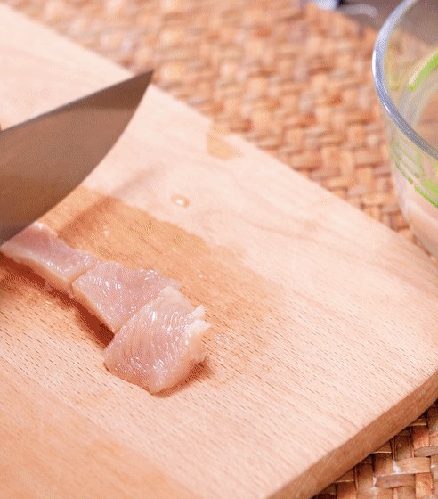 狗狗吃鸡胸肉好处多但有一种喂食方法要注意